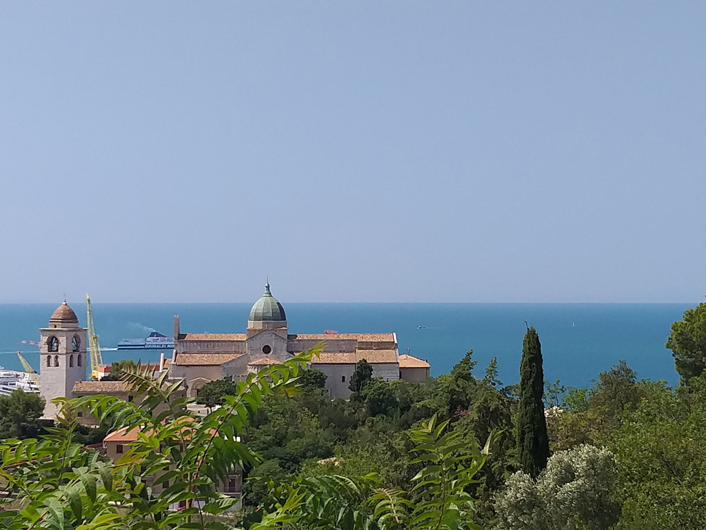 Blick vom Hügel auf den Dom Ancona